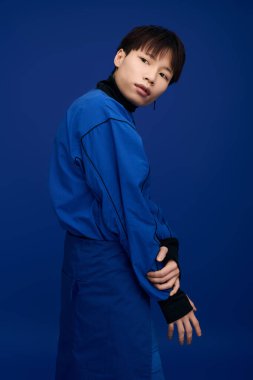 Genç, yakışıklı Asyalı bir adam kendine güveni tam, şık bir kıyafeti ve parlak mavi bir geçmişi var..