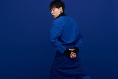 Genç, çekici Asyalı bir adam elleri bağlı, sırtını dönmüş, karizma saçıyor..