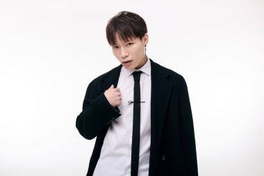 Genç ve çekici bir Asyalı şık bir görünüm sergiliyor. Moda kıyafetlerine güveni tam..