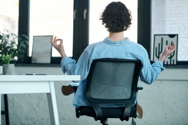 Yakışıklı genç bir adam şık bir ofis koltuğunda oturur, huzur içinde meditasyon yapar, mola verir..