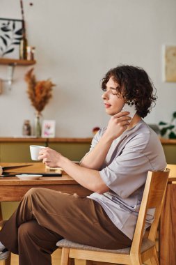 Şık giyinmiş yakışıklı bir adamın rahat bir ofis ortamında kahvenin tadını çıkarması zaman alır..