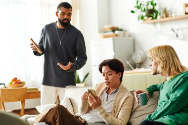 Genç erkekler kitaplarla ve fikirlerle evde rahat ve şık bir ortamda bağ kurarlar..