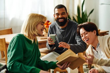 Üç yakışıklı genç adam evlerinde kitap okurken sohbet ediyorlar..
