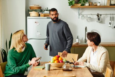 Genç erkekler kitap kulübünde yaptıkları canlı bir tartışma sırasında düşünceli fikirlerini paylaşıyorlar..