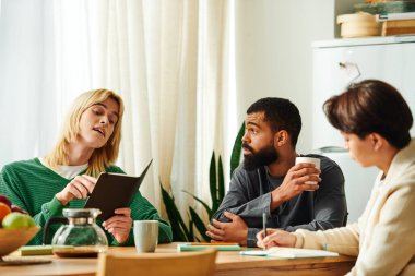 Gençler, davetkar ve sıradan bir kitap kulübü toplantısında düşüncelerini ve sezgilerini paylaşıyorlar..
