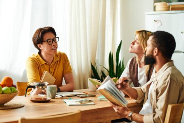 Gençler, çağdaş ve davetkar bir mekanda kitap kulübü toplantısında fikirleri ve sezgileri paylaşıyor..