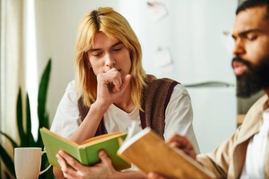 Genç erkekler evlerinde keyifli bir kitap tartışması sırasında düşüncelerini ve sezgilerini paylaşıyorlar..