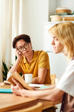 Genç, çeşitli erkekler derin tartışmalardan ve rahat bir ev ortamında birlikte kitap okumaktan hoşlanırlar..