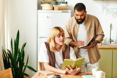 Bir grup genç, evdeki gelişigüzel okuma oturumunda düşüncelerini ve fikirlerini paylaşıyor..