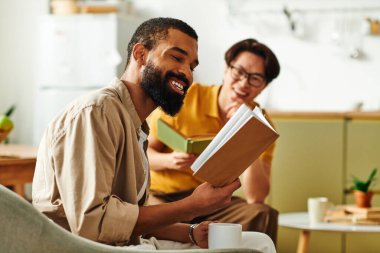 Genç erkekler hayat dolu bir kitap tartışması sırasında rahat bir ortamda hikayeler ve kahkahalar paylaşırlar..