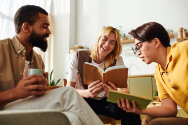 Genç erkekler rahat bir ev ortamında kitap kulübü toplantısının keyfini çıkarırken aynı zamanda kahkahaları ve sezgileri paylaşıyorlar..