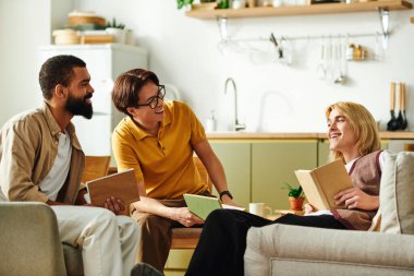 Üç genç adam şık, rahat bir oturma odasında kitapların üzerinde canlı sohbetler ediyor..