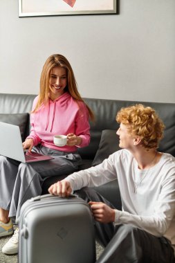 Bir çift kahve yudumlar ve şık bir otel odasında birbirimize eşlik etmekten zevk alırlar..