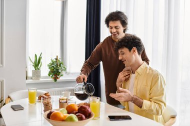 Neşeli bir sabahı, kahkaha ve sıcaklıkla dolu şık bir dairede paylaşıyorlar..