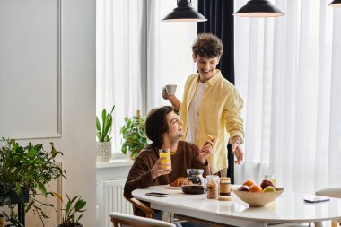 Şık bir dairede, sevecen bir eşcinsel çift kahvaltıdan zevk alır, her anın tadını çıkarırlar..