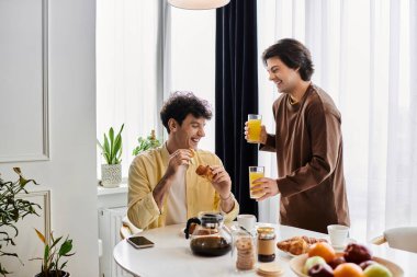 Eşcinsel çift şık evlerinde, kahkaha ve aşkla dolu sıcak bir kahvaltıdan hoşlanır..