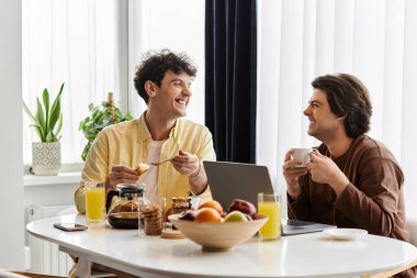 İki adam şık evlerinde kahvaltılarının tadını çıkarırken keyifli anlar paylaşılır..