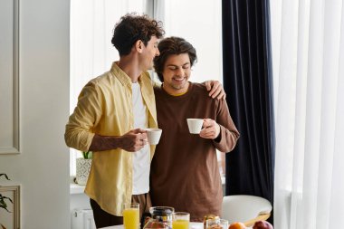 İki adam modern evlerinde sıcak bir sabahı paylaşıyor, aşk ve kahkahaların tadını çıkarıyorlar..