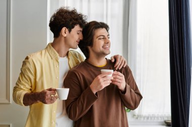 Gey çiftler şık evlerinde kahve içerken birbirlerine eşlik etmekten zevk alırlar..