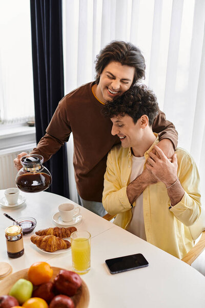 гей пара разделить теплый момент, наслаждаясь завтраком вместе в их стильной квартире.