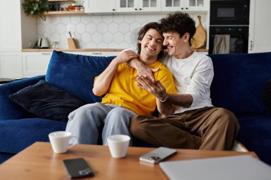 Eşcinsel çift sıcak ve çağdaş bir yaşam alanında birbirlerine eşlik etmekten hoşlanırlar..