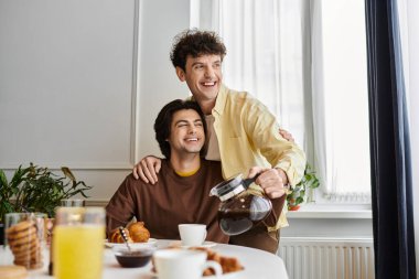 Eşcinsel çift kahvaltılarını ve gülüşlerini modern evlerinde paylaşıyor. Aşklarını kutluyorlar..