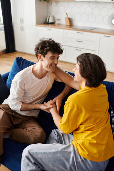 гей пара делит радостный момент вместе в своей стильной квартире, излучая любовь и связь.