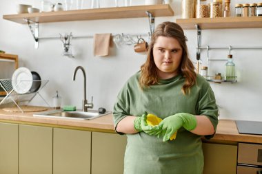 Down sendromlu genç bir kadının günlük işlerinden zevk aldığı parlak ve davetkar bir mutfak..