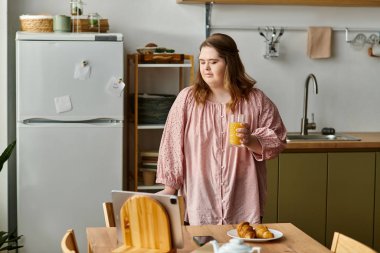 Genç bir kadın sıcak ve davetkar evinde içki ve kahvaltının tadını çıkarıyor..