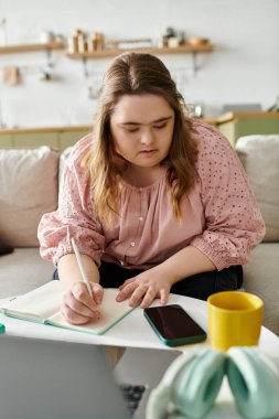 Yaratıcı faaliyetlere girişen genç kadın, evinde kendine güven ve sıcaklık yayıyor..