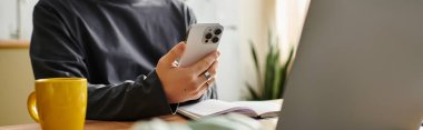 Odaklanmış öğrenci notları internette, bilgisayarını ve akıllı telefonunu kullanarak, afiş