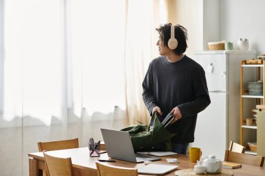 Genç bir Asyalı, çevresini çevreleyen parlak, rahat ev ortamlarıyla çevrimiçi çalışmalara girişiyor..