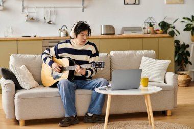 Yetenekli bir genç adam evdeki rahat bir kanepede akustik gitar dünyasını keşfediyor..