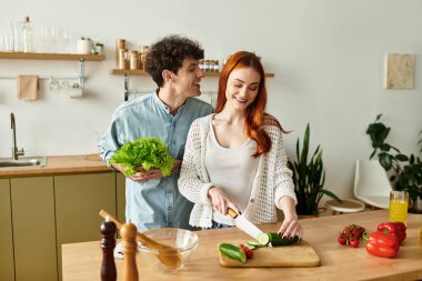 Genç bir çift, kahkaha ve sevgiyi paylaşırken lezzetli bir yemek hazırlamak ister..