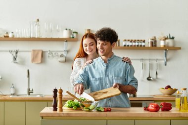 Genç bir çift evde yemek pişirirken mutlu anılar yaratıyor..
