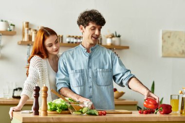 Parlak, davetkar mutfaklarında birlikte yemek yaparken çiftler neşe ve sevgiyi paylaşıyor..