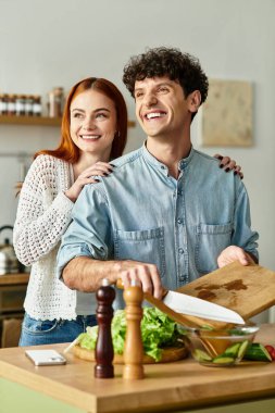 Sevgi dolu çiftler, mutfaklarında, sebze doğrarken ve birbirlerine bağlı hissederken mutlu anları paylaşırlar..