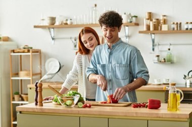 Çiftler birlikte lezzetli bir yemek hazırlarken mutfakta keyifli anlar yaşarlar..