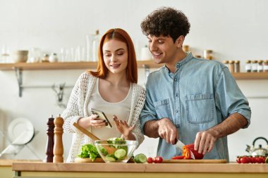 Bir çift, taze malzemeler ve kahkahalarla birlikte yemek pişirerek kaliteli vakit geçirir..