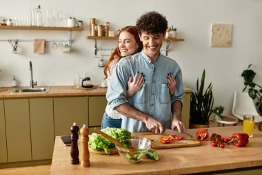 Sıcak, sıcak mutfaklarında birlikte yemek pişirirken birkaç gülücük ve bağ..