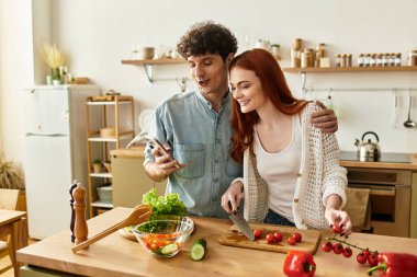 Neşeli bir çift evde taze bir yemek hazırlar. Kahkahalarını ve aşklarını davet ettikleri mutfakta paylaşırlar..