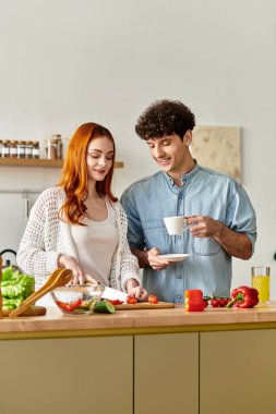 Aşkla dolu lezzetli bir yemek hazırlarken bir çift neşeli bir anı paylaşıyor..