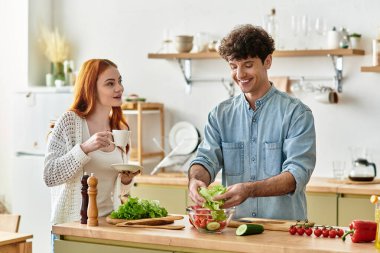 Sevgi dolu bir çift, sıcak mutfaklarında taze malzemeler hazırlarken birlikte vakit geçirmekten zevk alır..