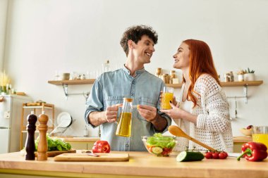 Mutlu anlar paylaşılırken bu genç çift taze bir yemek hazırlıyor, gülüyor ve derin bir bağ kuruyor..