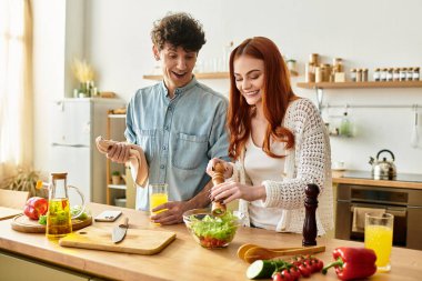 Bir çift mutluca taze bir salata hazırlıyor. Birlikte güzel vakit geçiriyorlar..