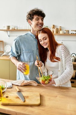 Sevgi dolu bir çift evde taze bir salata hazırlarken keyifli bir yemek deneyimi paylaşır..