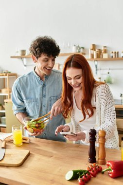 Genç bir çift taze salata yaparken keyifli anları paylaşır..