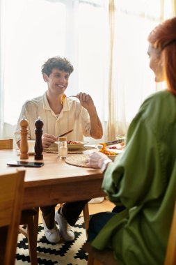 Sevgi dolu bir çift evde sıcak bir anı paylaşır, lezzetli yemeklerin tadını çıkarır ve birbirlerine eşlik ederler..