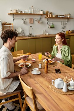 Çiftler sıcak mutfaklarında leziz yemek ve kahkahalarla vakit geçirirler..