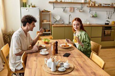 Sevgi dolu bir çift evde kahkaha ve lezzetli yiyecekler paylaşıyor, birlikte özel anılar yaratıyorlar..